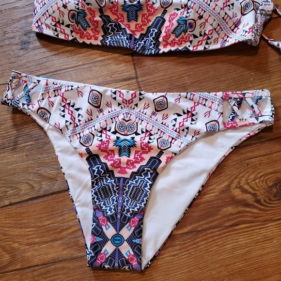 White Pattern Crisscross bikini - Picture 4 of 10